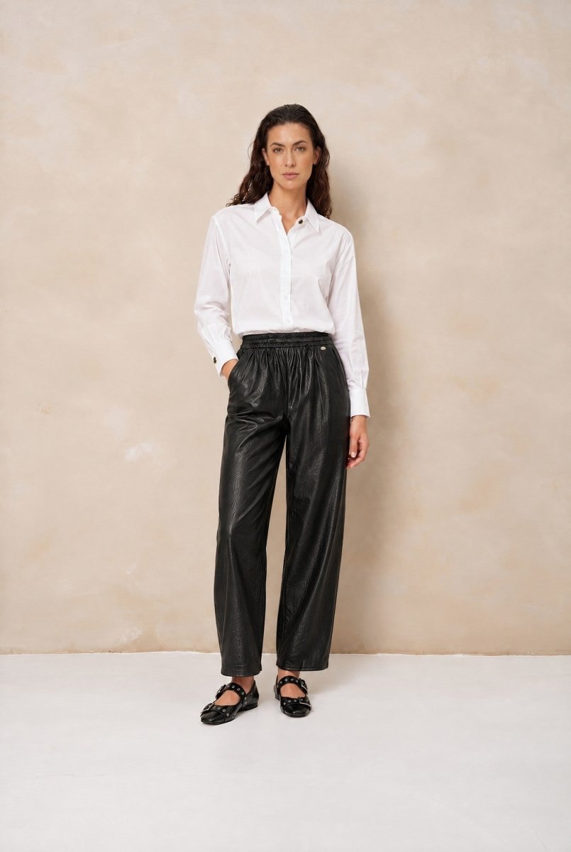 Witte poplin blouse Lofty Manner Kila op een zwarte leren broek, voorkant | Jo&Co Club