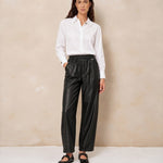 Witte poplin blouse Lofty Manner Kila op een zwarte leren broek, voorkant | Jo&Co Club