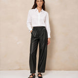 Witte poplin blouse Lofty Manner Kila op een zwarte leren broek, voorkant | Jo&Co Club