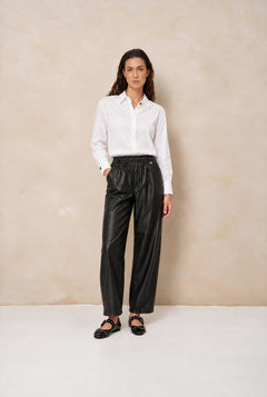 Witte poplin blouse Lofty Manner Kila op een zwarte leren broek, voorkant | Jo&Co Club