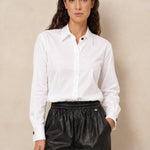 Detail witte blouse Lofty Manner Kila – kraag en zwart-gouden knopen | Jo&Co Club