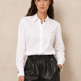 Detail witte blouse Lofty Manner Kila – kraag en zwart-gouden knopen | Jo&Co Club
