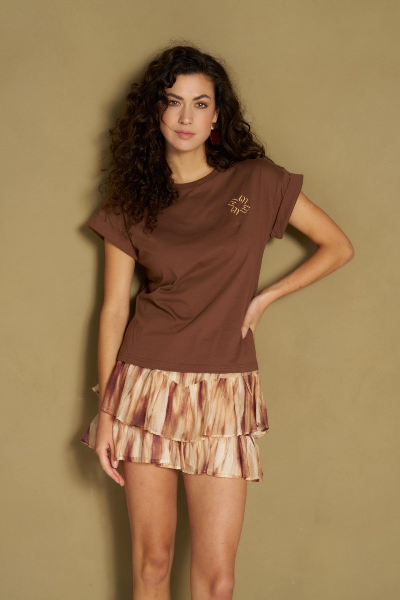 Model in bruine tie-dye ruffle rok met bruine tee
