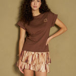 Model in bruine tie-dye ruffle rok met bruine tee