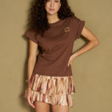 Model in bruine tie-dye ruffle rok met bruine tee