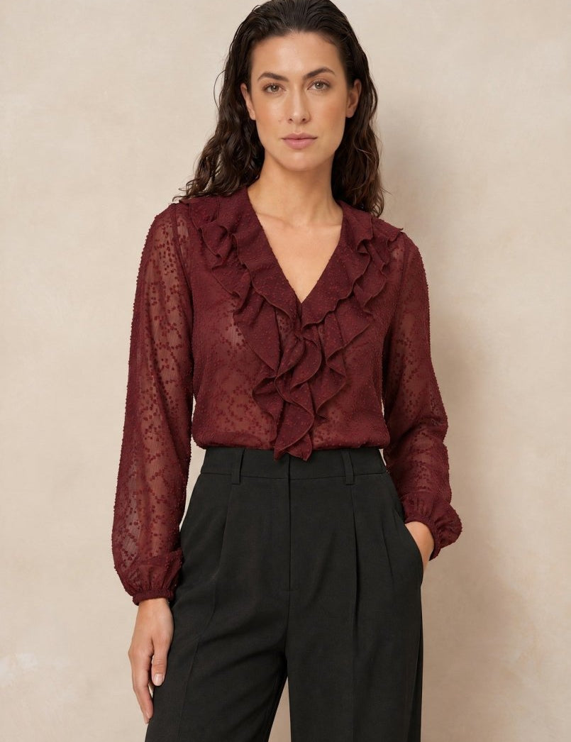 Blouse met ruches Lofty Manner Kio in bordeauxrood, ingestopt in een zwarte pantalon | Jo&Co Club