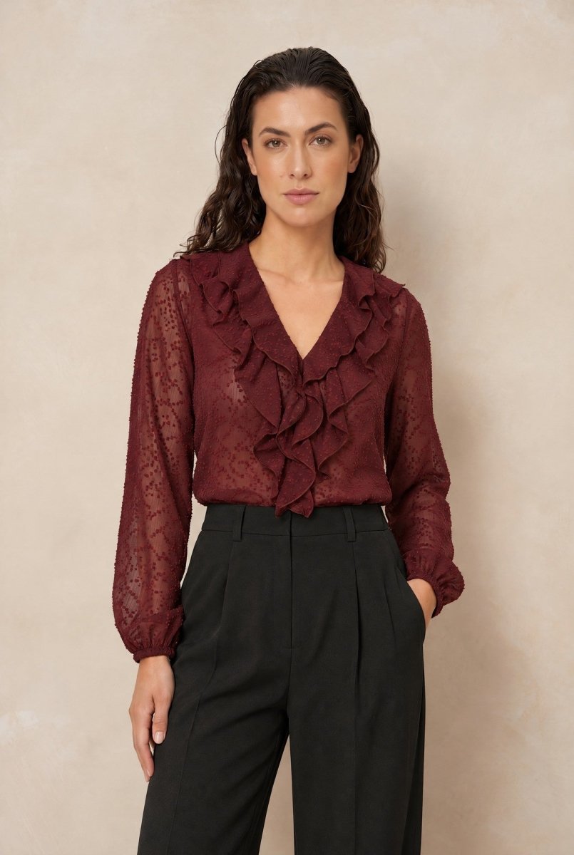 Blouse met ruches Lofty Manner Kio in bordeauxrood, ingestopt in een zwarte pantalon | Jo&Co Club