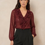 Blouse met ruches Lofty Manner Kio in bordeauxrood, ingestopt in een zwarte pantalon | Jo&Co Club