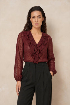 Blouse met ruches Lofty Manner Kio in bordeauxrood, ingestopt in een zwarte pantalon | Jo&Co Club