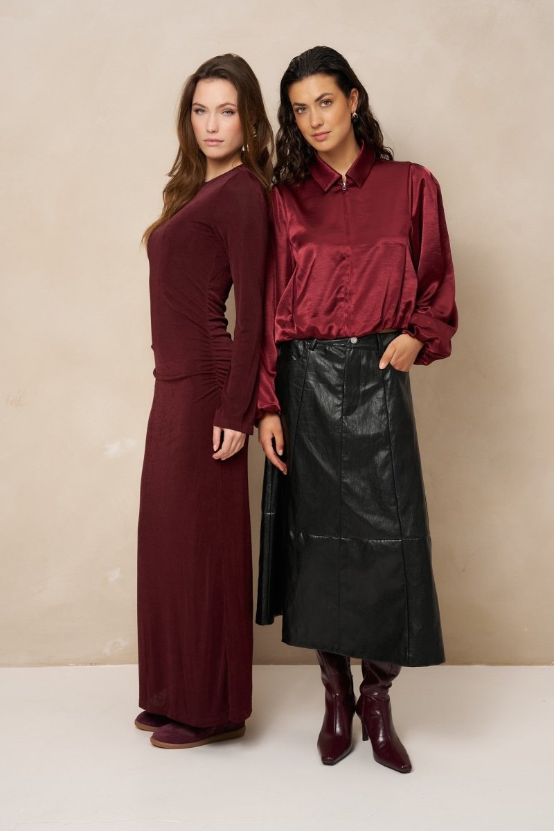 Model in bomberjack Lofty Manner Kairi met een leren rok | Jo&Co Club
