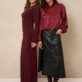 Model in bomberjack Lofty Manner Kairi met een leren rok | Jo&Co Club