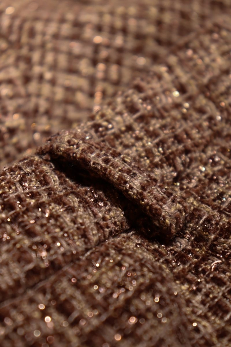 Close-up van tweed short met bruine kleur en glitter.