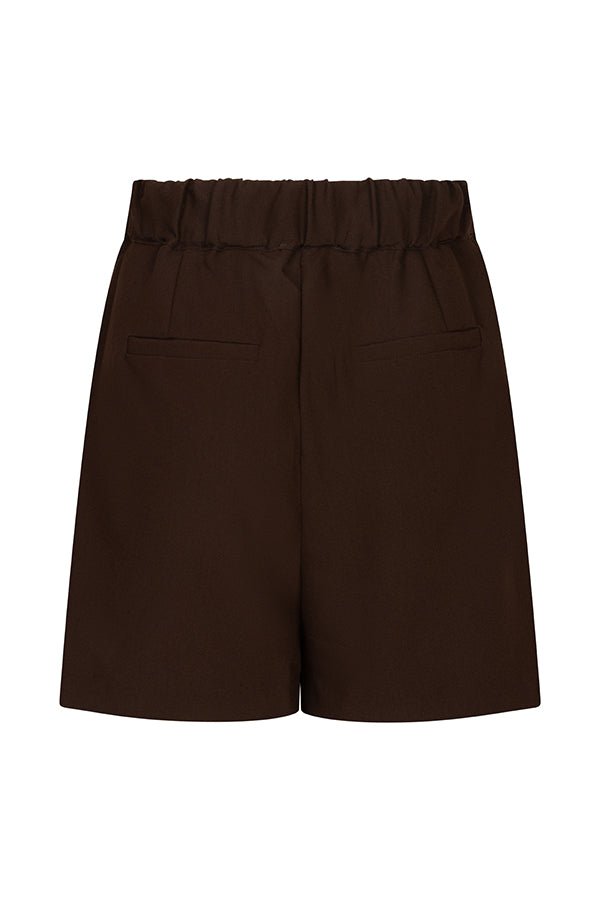 Een vrijstaande productfoto van een donkerbruine damesshort tegen een witte achtergrond | Lofty Manner Chelsey | Jo&Co Club