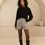 model draagt de clara short en het julia jacket van lofty manner als grijze co-ord set.