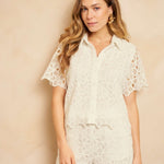 Een model poseert in een tweedelige set van off-white kant | Lofty Manner Melissa | Jo&Co Club