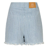 De achterkant van een korte broek met een lichtblauwe basiskleur en verticale witte en | Lofty Manner Aleida | Jo&Co Club