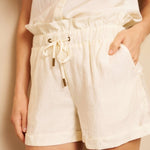 Close-up van een model dat een off-white outfit draagt | Lofty Manner Charlotte | Jo&Co Club
