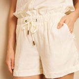 Close-up van een model dat een off-white outfit draagt | Lofty Manner Charlotte | Jo&Co Club