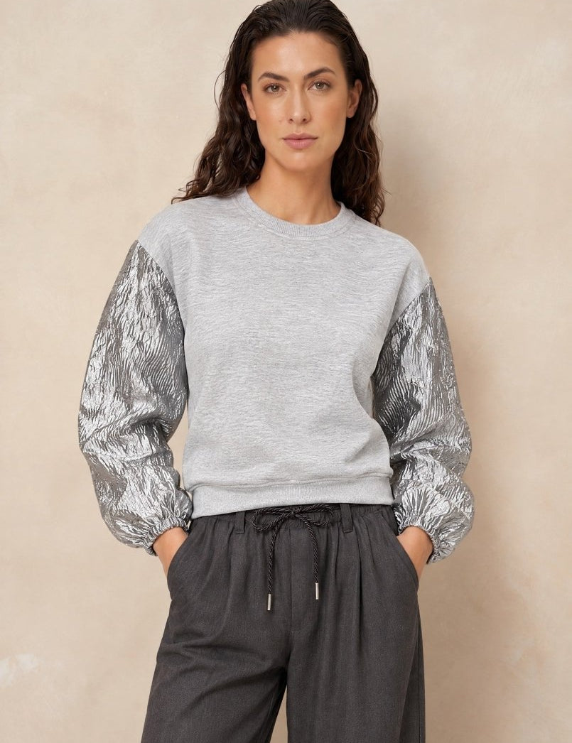 Sweater met metallic mouwen Lofty Manner Jara in lichtgrijs met grijze pantalon | Jo&Co Club
