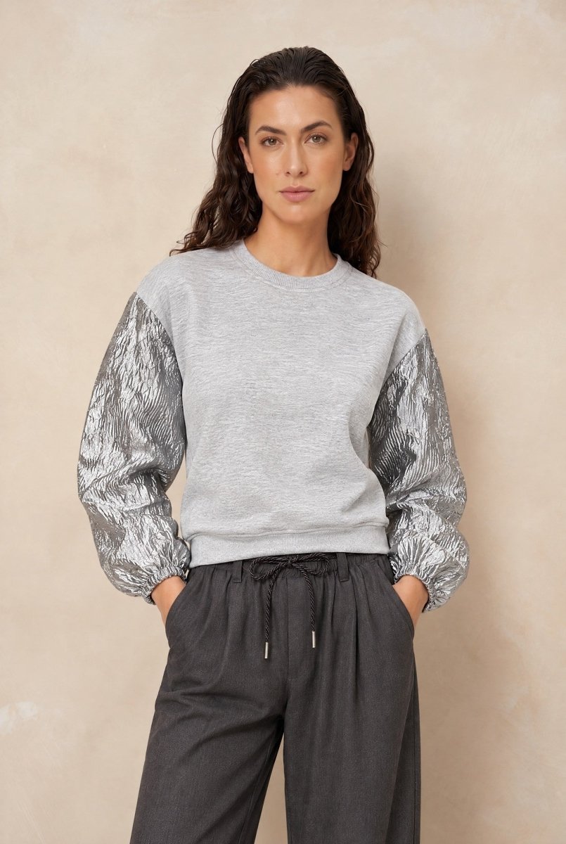 Sweater met metallic mouwen Lofty Manner Jara in lichtgrijs met grijze pantalon | Jo&Co Club