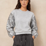 Sweater met metallic mouwen Lofty Manner Jara in lichtgrijs met grijze pantalon | Jo&Co Club