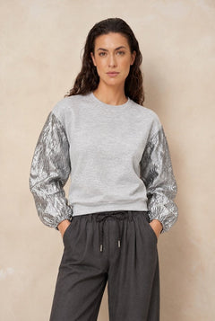 Sweater met metallic mouwen Lofty Manner Jara in lichtgrijs met grijze pantalon | Jo&Co Club