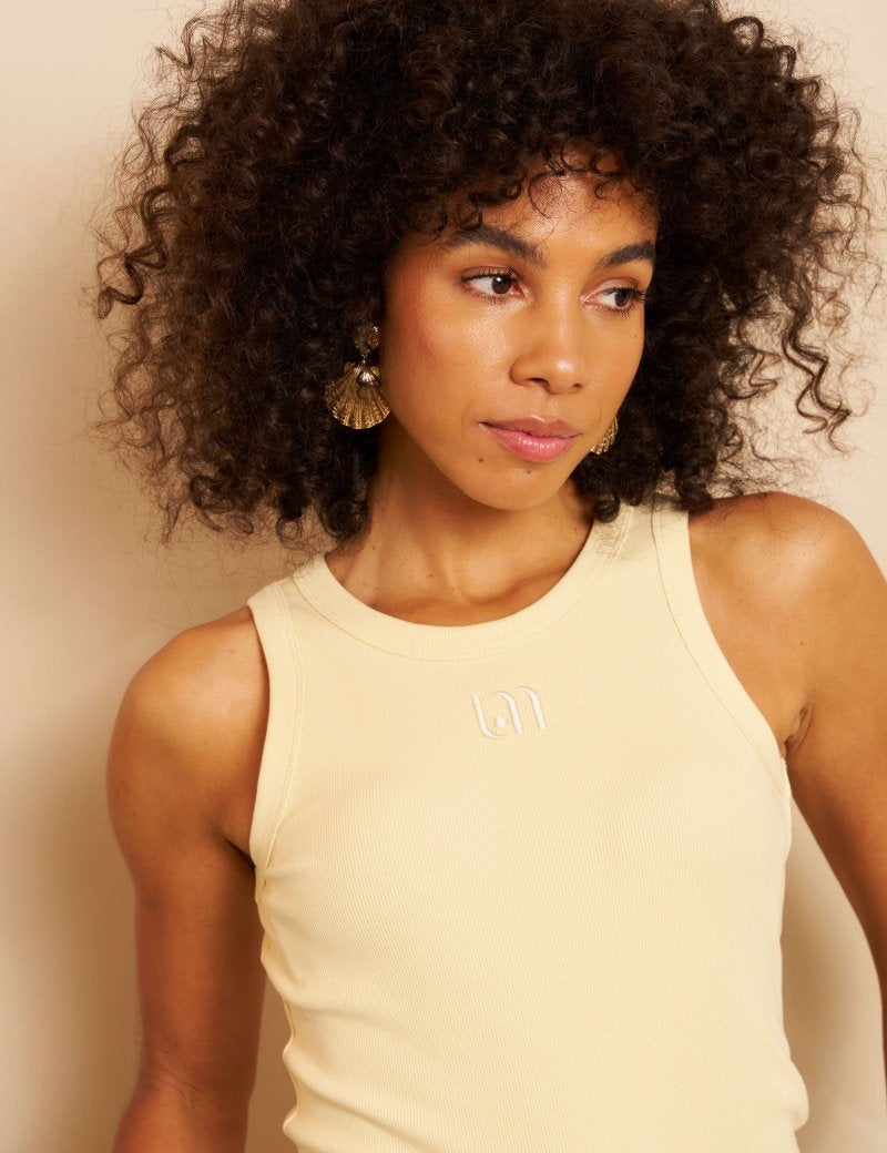 Top in Butter Yellow, gedragen door model | Lofty Manner Esra | Jo&Co Club