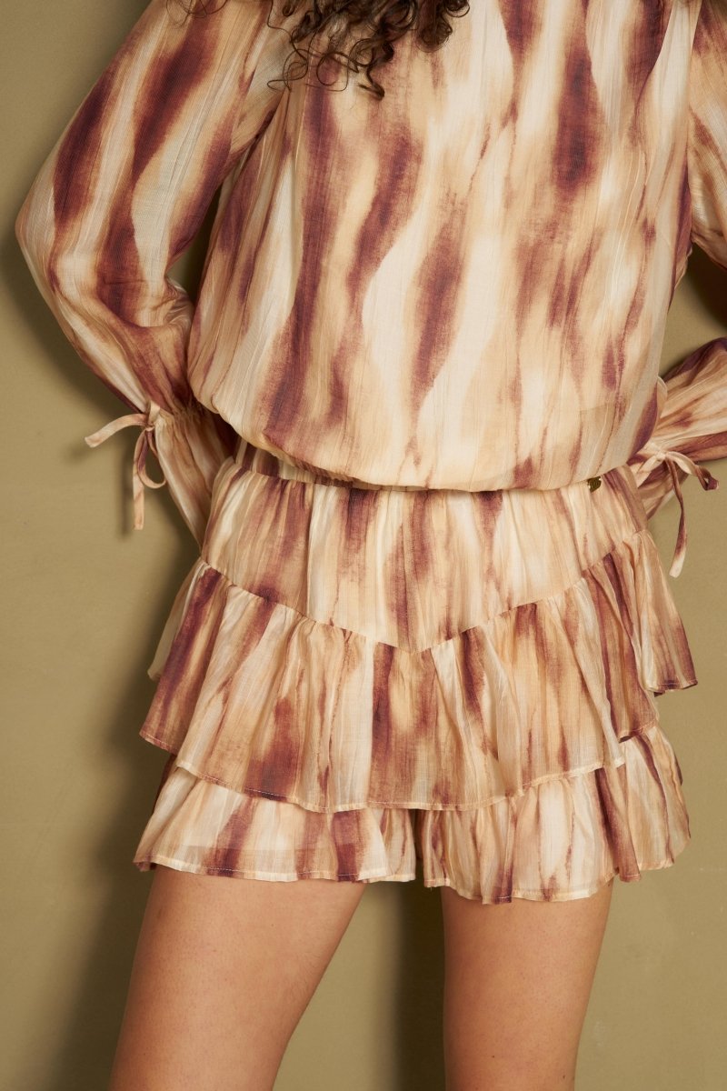 Detail van bruine tie-dye top met striklint aan de mouw