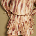 Detail van bruine tie-dye top met striklint aan de mouw
