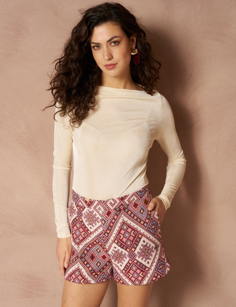 Top Ilen - Draped Neck Basic Crème – Aansluitende top met gedrapeerde halslijn en lange mouwen. | Jo&Co Club