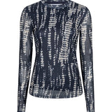 Een vrijstaande productfoto van een aansluitende top met lange mouwen | Lofty Manner Iniko - Abstract Mesh | Jo&Co Club