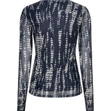 De foto toont de achterkant van een aansluitende, langarmige top | Lofty Manner Iniko - Abstract Mesh | Jo&Co Club