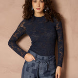 Tops Irea - Classic Lace donkerblauw – Aansluitende kanten top met opstaande kraag | Jo&Co Club