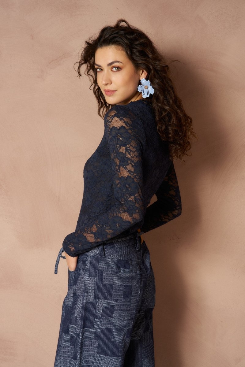 Tops Irea - Classic Lace donkerblauw – aansluitende top met lange mouwen van bloemenkant | Jo&Co Club
