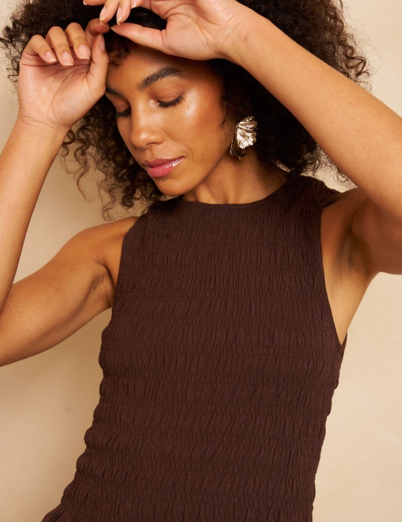Top in Brown, gedragen door model | Lofty Manner Jacky | Jo&Co Club