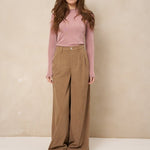 Model in lichtroze longsleeve Jessy met bruine ribcord broek met wijde pijpen | Jo&Co Club