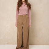 Model in lichtroze longsleeve Jessy met bruine ribcord broek met wijde pijpen | Jo&Co Club