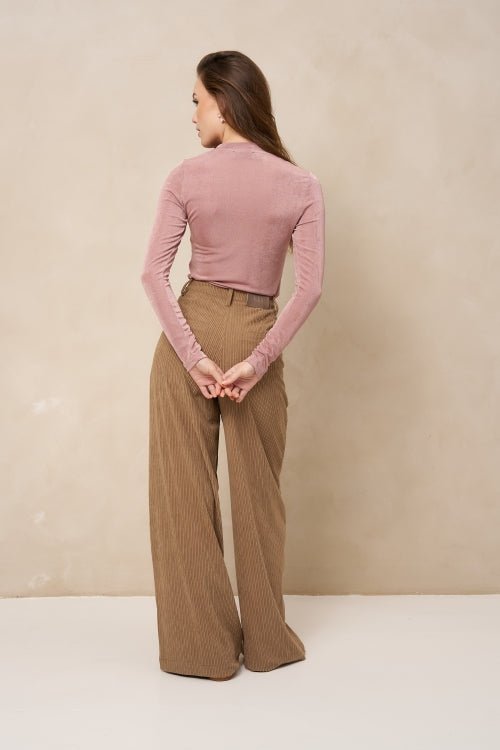 Model van achteren in lichtroze top Jessy en bruine wijde broek | Jo&Co Club