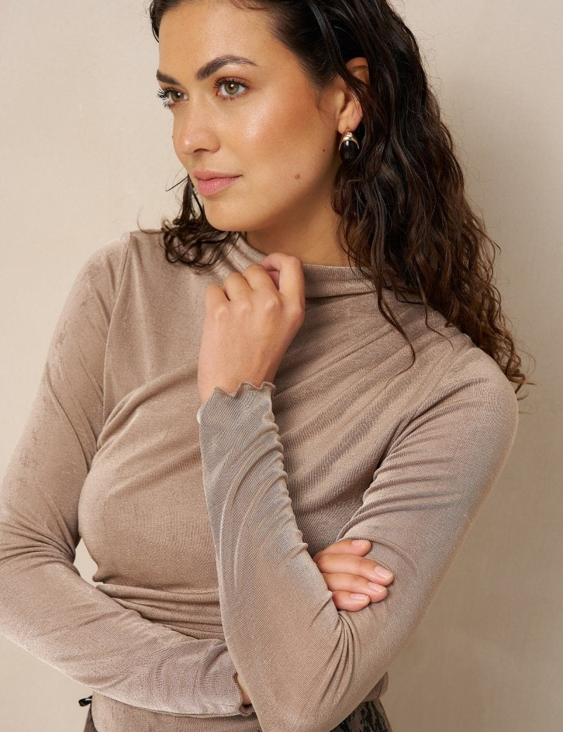 Taupe gedrapeerde top Lofty Manner Jimmi – model met opstaande hals en gegolfde mouwzoom | Jo&Co Club