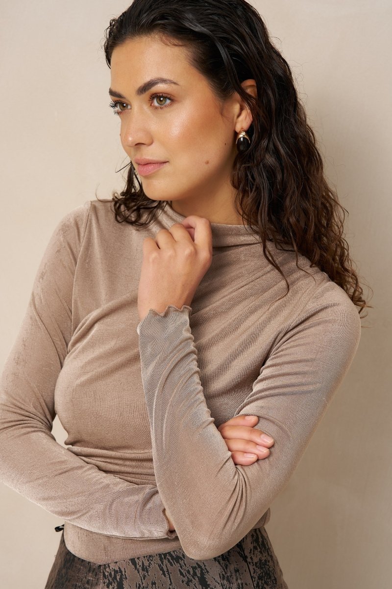 Taupe gedrapeerde top Lofty Manner Jimmi – model met opstaande hals en gegolfde mouwzoom | Jo&Co Club