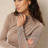 Taupe gedrapeerde top Lofty Manner Jimmi – model met opstaande hals en gegolfde mouwzoom | Jo&Co Club