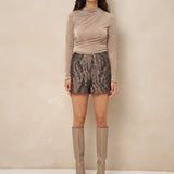 Model in taupe top Jimmi met short met slangenprint en taupe laarzen | Jo&Co Club