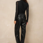 Model van achteren in zwarte mesh top Jolien met transparante mouwen | Jo&Co Club
