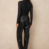 Model van achteren in zwarte mesh top Jolien met transparante mouwen | Jo&Co Club