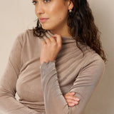 Taupe gedrapeerde top Lofty Manner Jimmi – model met opstaande hals en gegolfde mouwzoom | Jo&Co Club