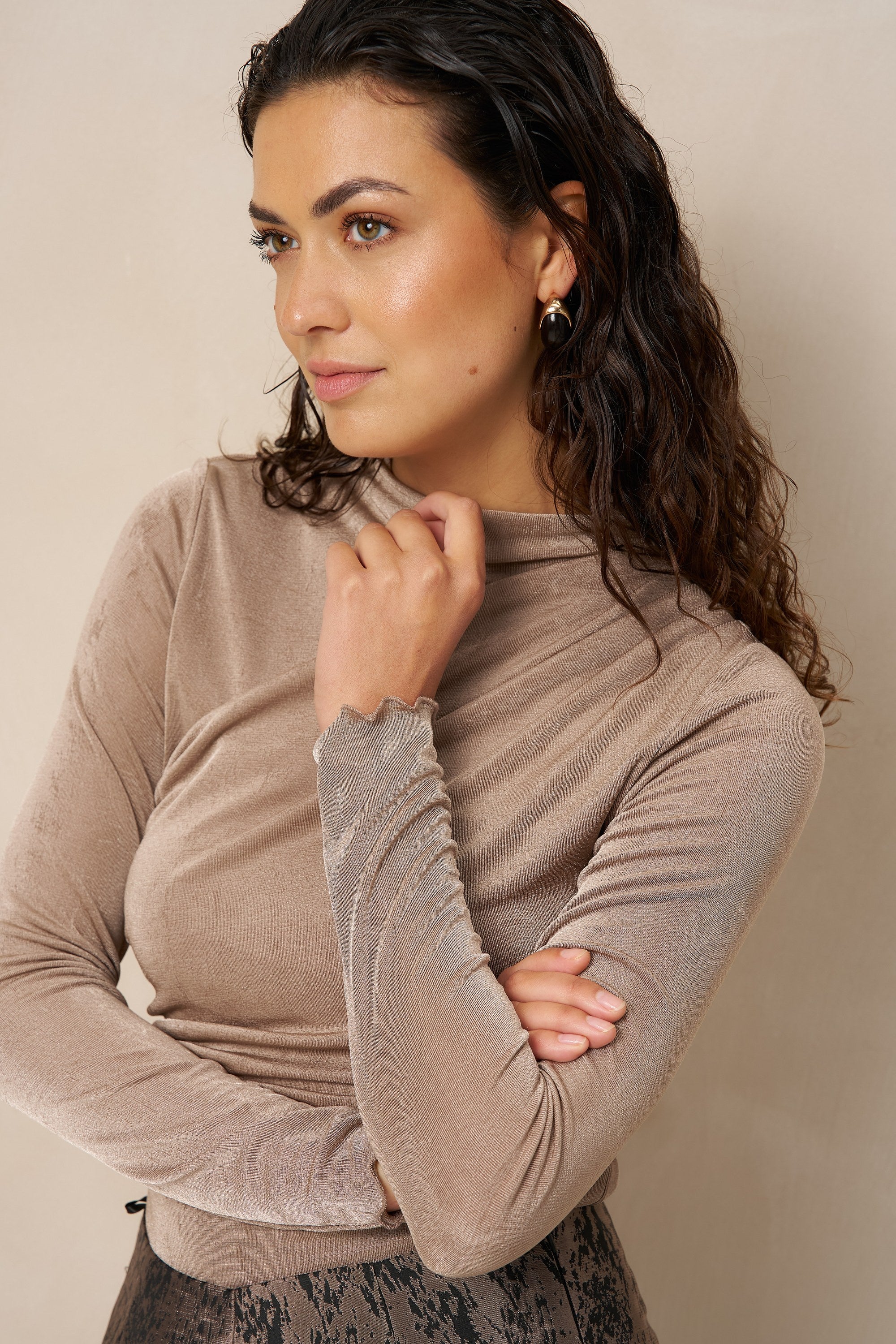 Taupe gedrapeerde top Lofty Manner Jimmi – model met opstaande hals en gegolfde mouwzoom | Jo&Co Club