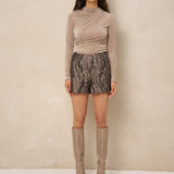 Model in taupe top Jimmi met short met slangenprint en taupe laarzen | Jo&Co Club
