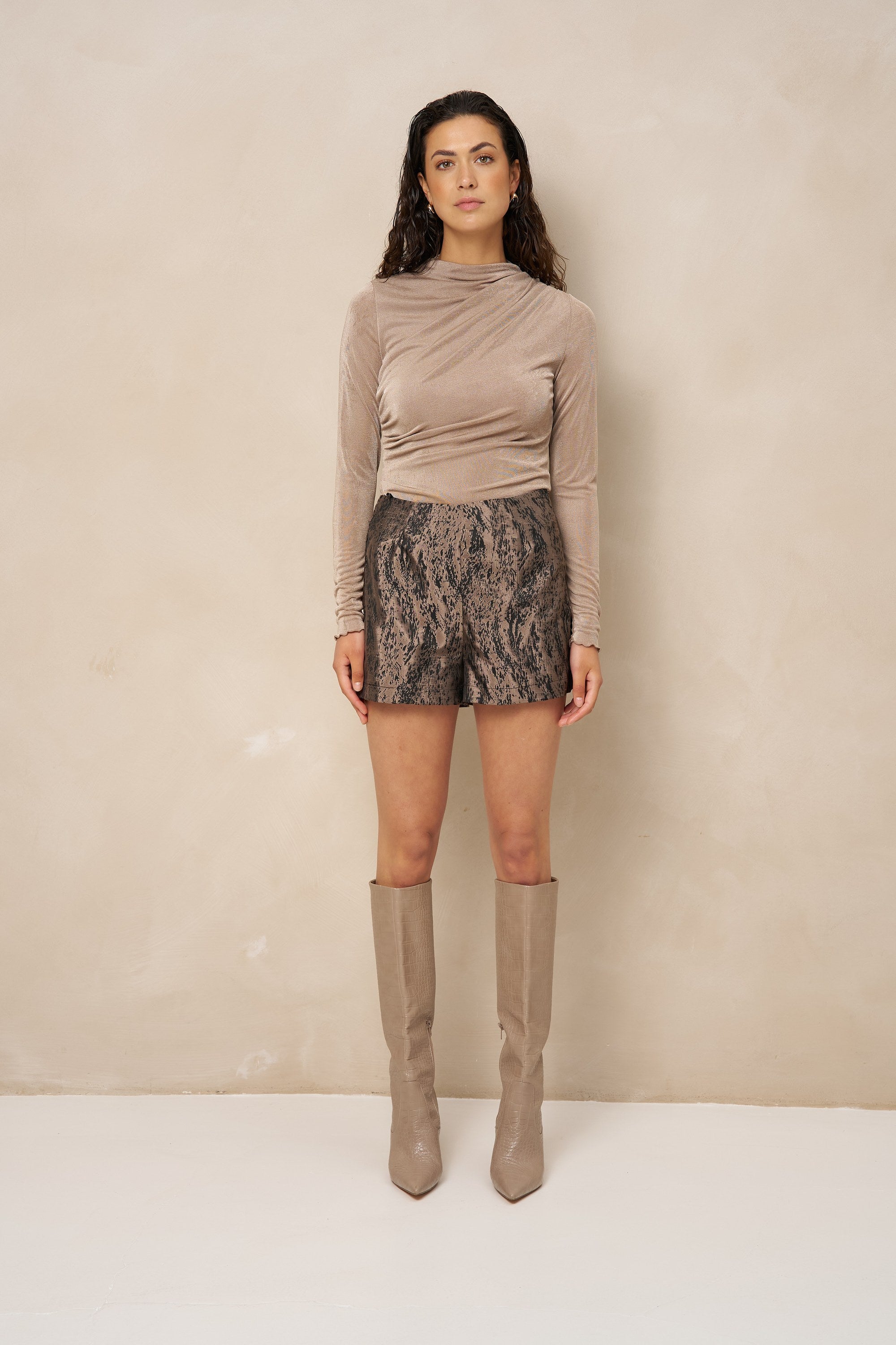 Model in taupe top Jimmi met short met slangenprint en taupe laarzen | Jo&Co Club