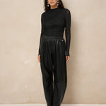 Model in zwarte gedrapeerde mesh top Jolien, total black met glanzende broek | Jo&Co Club