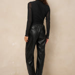 Model van achteren in zwarte mesh top Jolien met transparante mouwen | Jo&Co Club